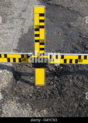 Buche, guasti meccanici, strumento di misura dei difetti, indagine, automobilisti, negligenza, danni, veicoli, lesioni personali, dovere di mantenere la strada. Foto Stock