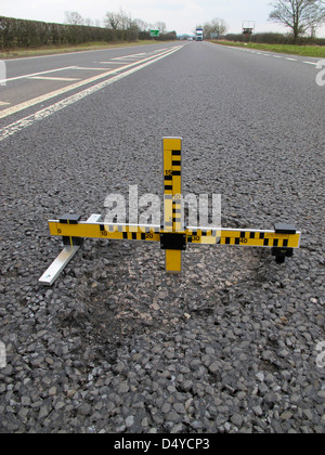 Buche, guasti meccanici, strumento di misura dei difetti, indagine, automobilisti, negligenza, danni, veicoli, lesioni personali, dovere di mantenere la strada. Foto Stock