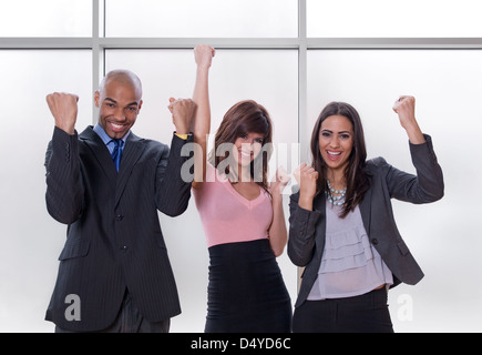 I vincitori. Felice e vincente multiculturale team business. Foto Stock