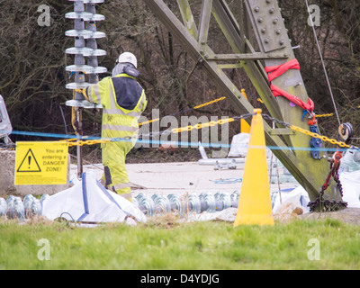 I tecnici al lavoro per sostituire i vecchi isolatori su un pilone in Barrow su Soar, Leicestershire, Regno Unito. Foto Stock