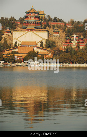 Cina, Pechino, Palazzo Estivo, Tempio della fragranza del Buddha, vista delle pagode di fronte un fiume contro il cielo chiaro Foto Stock