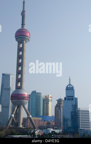 Cina, Shanghai. Vista dal Bund del moderno Pudong Area (AKA Nuovo quartiere). Foto Stock