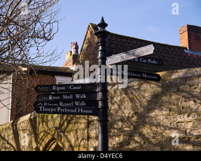 I segni nella città di Ripon North Yorkshire, Inghilterra Foto Stock