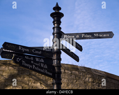 I segni nella città di Ripon North Yorkshire, Inghilterra Foto Stock