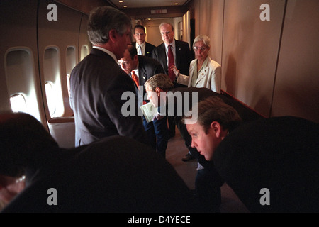 L'11 settembre 2001, il presidente George W. Bush e il suo staff guardano dalle finestre dell'Air Force One alla loro scorta F-16 mentre erano in viaggio verso la Barksdale Air Force base in Louisiana. I membri dello staff raffigurati includono il capo dello staff della Casa Bianca Andy Card, il segretario alla stampa Ari Fleischer, l'aiutante personale Blake Gottesman, il consigliere senior Karl Rove, il direttore della camera di situazione della Casa Bianca Deborah Loewer e il vice assistente Dan Bartlett. Foto Stock