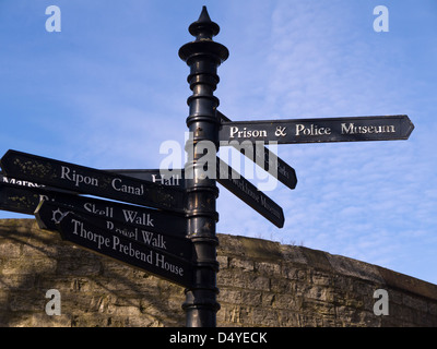 I segni nella città di Ripon North Yorkshire, Inghilterra Foto Stock