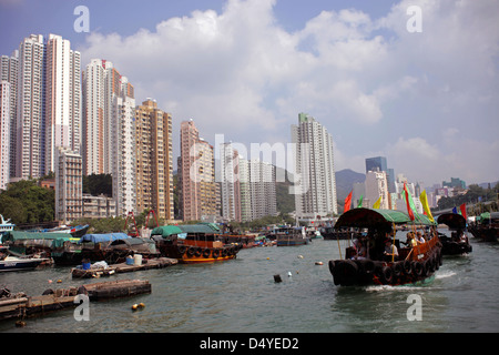 Cina, Hong Kong. Aberdeen crociera del porto in un tradizionale sampan. Foto Stock