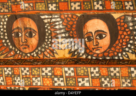 Due angeli dipinta nella chiesa ortodossa etiope stile, che adornano il soffitto di Debre Berhan Selaisse chiesa in Gonder, Etiopia Foto Stock