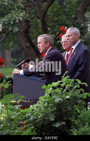 Il presidente George W. Bush fa commenti lunedì 24 settembre 2001 nel Rose Garden della Casa Bianca a seguito del suo Ordine esecutivo sulle sanzioni finanziarie degli Stati Uniti contro le reti terroristiche. Con lui sono il Segretario di Stato degli Stati Uniti Colin Powell, sinistra, e il Segretario del Tesoro Paul o'Neill. Foto di Tina Hager, per gentile concessione della Biblioteca presidenziale George W. Bush Foto Stock