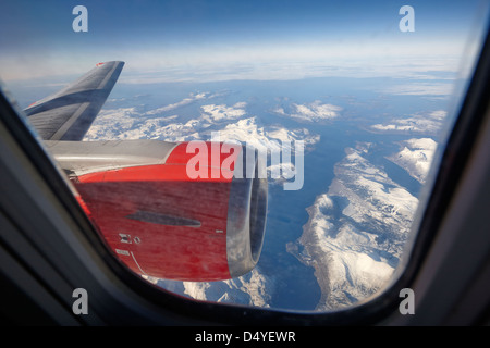 Guardando fuori della finestra di aeromobili su strade coperte di neve di fiordi e la costa della Norvegia europa Foto Stock