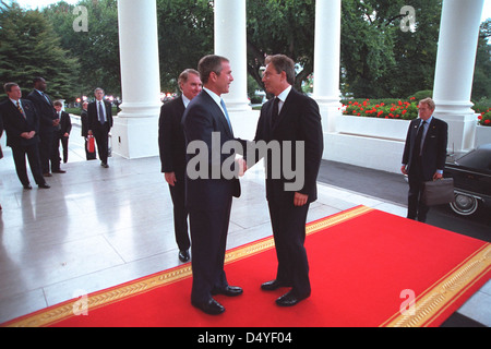 Il presidente George W. Bush saluta il primo ministro Tony Blair il 20 settembre 2001 al portico nord della Casa Bianca. Questo momento catturato in una fotografia ufficiale evidenzia la diplomazia politica tra Stati Uniti e Regno Unito poco dopo gli attacchi del 9/11. Foto Stock
