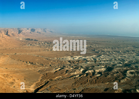 Israele, il Deserto della Giudea, Mar Morto. La vista verso nord attraverso il deserto della Giudea dalla terrazza superiore a Masada. Foto Stock