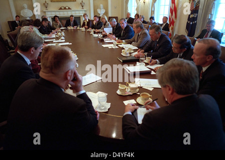 Il presidente George W. Bush incontra per la prima volta il Consiglio di sicurezza nazionale lunedì 29 ottobre 2001 nella sala del gabinetto della Casa Bianca. Foto di Eric Draper, per gentile concessione della Biblioteca presidenziale George W. Bush Foto Stock