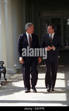 Foto del presidente William J. Clinton e del primo ministro Paul Keating dell'Australia camminando da solo lungo il Colonnade, 09/14/1993 Foto Stock