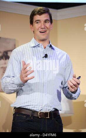 Eli Manning di presenze per il lancio di Samsung 2013 riga televisiva, Museum of American Finance, New York, NY, 20 marzo 2013. Foto di: Kristin Callahan/Everett Collection Foto Stock