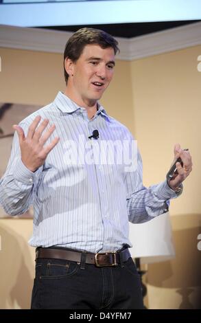 Eli Manning di presenze per il lancio di Samsung 2013 riga televisiva, Museum of American Finance, New York, NY, 20 marzo 2013. Foto di: Kristin Callahan/Everett Collection Foto Stock