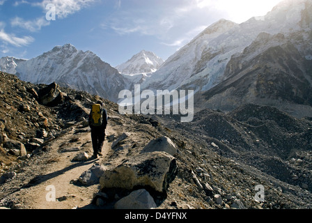 Il Nepal. Un trekker sul Campo Base Everest Trail nella regione del Khumbu del Nepal. Foto Stock