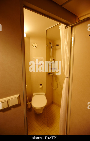 Piccolo ponte interno abitacolo bagno sul hurtigruten nave passeggeri troms Tromso Norvegia europa Foto Stock