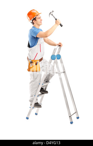 A piena lunghezza Ritratto di un aggiustatore su una scala lavora con un martello isolati su sfondo bianco Foto Stock