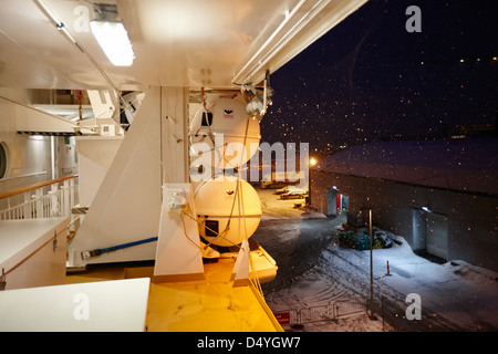 Le zattere di salvataggio e archiviazione giubbotto di salvataggio a bordo della nave hurtigruten midnatsol ms in una notte d'inverno in Tromso troms Norvegia europa Foto Stock