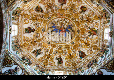 Cupola della Cappella del Rosario, Santo Domingo, Oaxaca, Messico: la Vergine e il Bambino in trono con pie suore e frati. Foto Stock