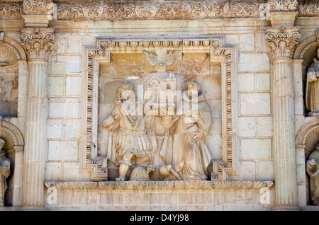 San Domenico e Santa Ippolito il martire che regge la chiesa: un intaglio sulla chiesa di Santo Domingo, Oaxaca, Messico. Foto Stock