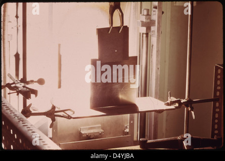 Una sequenza temporale (prima di due) che mostra una lastra di alluminio da un quarto di pollice fusa in circa quindici secondi dall'energia del sole focalizzato..., 04/1974. Foto Stock