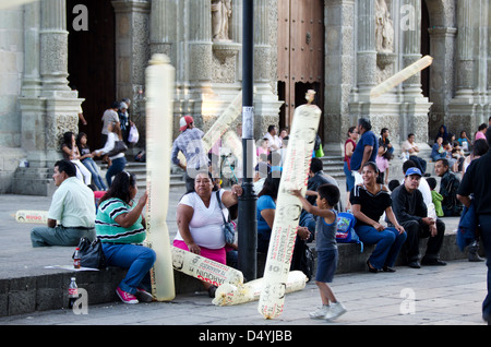 I bambini giocano con gonfiabili pubblicità politica giocattoli come adulti parlare e guardare la vita di strada nel Zocalo, Oaxaca, Messico. Foto Stock