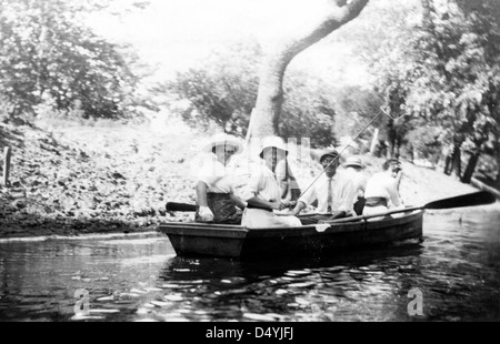 Fotografia di Bess Wallace e Harry Truman su un viaggio di pesca, ca. 08/1913 Foto Stock