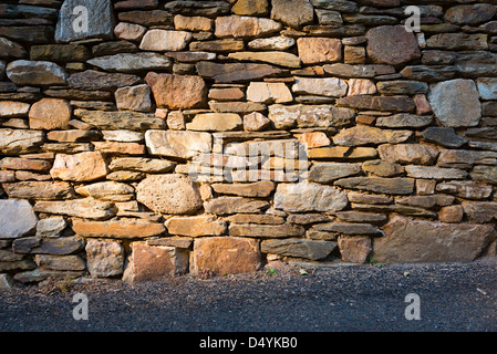 Muro di pietra costruito da pietre e rocce di diverse dimensioni Foto Stock