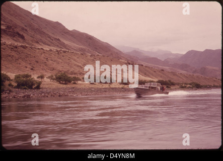 Jet Boat sullo Snake River offre una mail al ranch sparsi tra Lewiston e Hells Canyon, 05/1973 Foto Stock