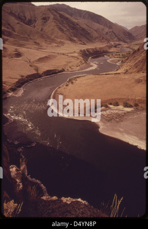 Corso tortuoso del fiume Snake visto dal sentiero vicino 'Suicide Point' in Hells Canyon, gola più selvaggia e profonda in Nord America, 05/1973 Foto Stock