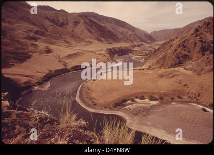 Corso tortuoso del fiume Snake visto dal sentiero vicino 'Suicide Point' in Hells Canyon, gola più selvaggia e profonda in Nord America, 05/1973 Foto Stock