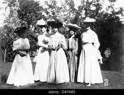 Fotografia di Bess Wallace con altre colleghe, ca. 1905 Foto Stock
