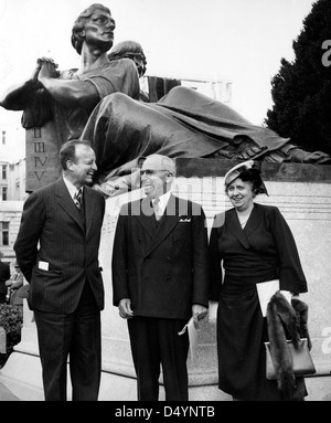 Fotografia di Archibald Roosevelt, Presidente Harry Truman e Bess Wallace Truman prima della Straus Memorial, 10/26/1947 Foto Stock