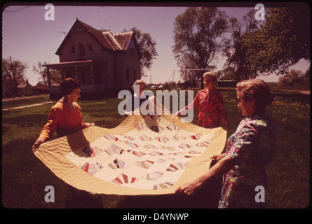 Membri del Fairmont Golden Circle cittadini Senior Club quilt in attesa hanno reso. È stato sorteggiato off durante la città alla centennial a maggio 1973. Sullo sfondo il Fairmont la più antica costruzione, circa 100 anni, Maggio 1973 Foto Stock