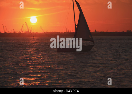 In barca a vela al tramonto in New York, Stati Uniti d'America Foto Stock