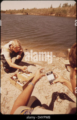 California a base di pesce e selvaggina biologi prendere i campioni di acqua a "Goose Appartamenti' sul Fiume Colorado, Maggio 1972 Foto Stock