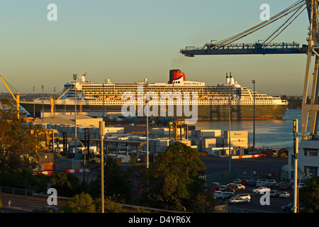 Cunard nave ammiraglia liner, Queen Mary 2, arriva a Auckland, Nuova Zelanda, lunedì, 11 marzo 2013. Foto Stock