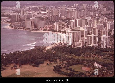 Altipiani massaggiati del Distretto di Waikiki, favorito dai turisti visti dalla cima della testa di diamante, il famoso vulcano estinto, Ottobre 1973 Foto Stock