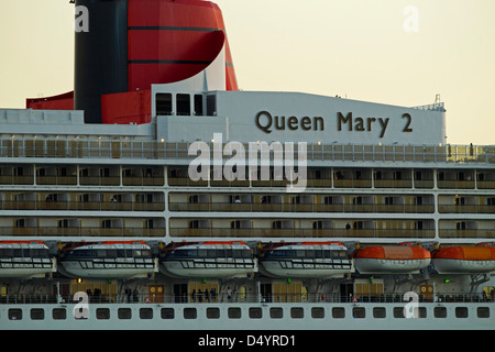 Cunard nave ammiraglia liner, Queen Mary 2, arriva a Auckland, Nuova Zelanda, lunedì, 11 marzo 2013. Foto Stock