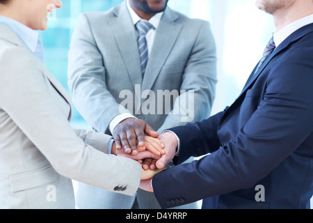 Close-up di business partner per rendere pila delle mani Foto Stock