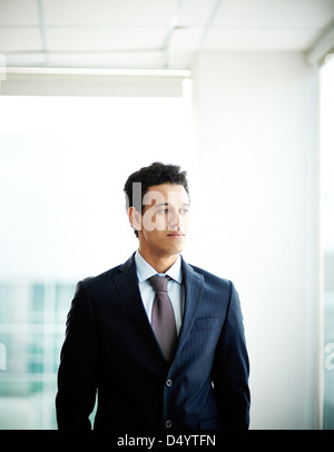 L'immagine verticale di un imprenditore che pensa alle questioni aziendali Foto Stock