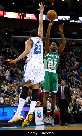 Marzo 20, 2013 - New Orleans, Louisiana, Stati Uniti d'America - 20 Marzo 2013: Boston Celtics guardia di tiro Jordan Crawford (27) spara su New Orleans Hornets avanti potenza Anthony Davis (23) durante l'NBA Basketball gioco tra i New Orleans Hornets e dei Boston Celtics a New Orleans Arena di New Orleans, LA. Foto Stock