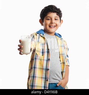 Ragazzo con in mano un bicchiere di latte Foto Stock
