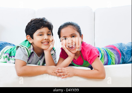 Bambini sdraiato sul lettino e la riproduzione Foto Stock