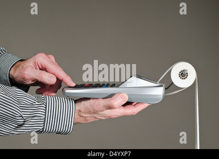 Close-up profilo dell'uomo le mani con la calcolatrice Foto Stock