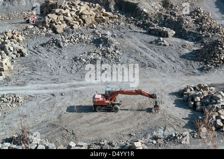 Red digger e pietre in una cava nella Germania meridionale, visto da sopra Foto Stock