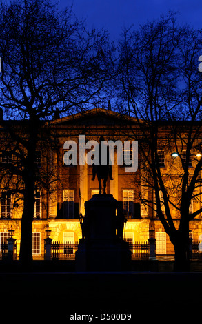 Statua del Duca di Wellington nella parte anteriore di una illuminata Apsley House, Hyde Park Corner, Londra, Regno Unito Foto Stock