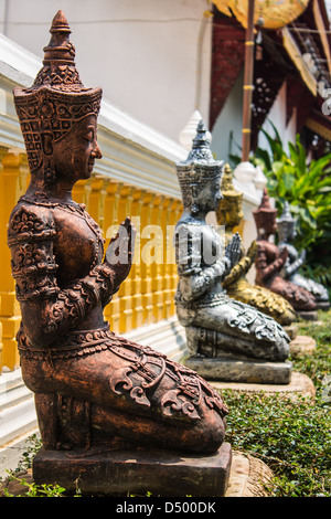 Thepha tempio thailandese statue Foto Stock